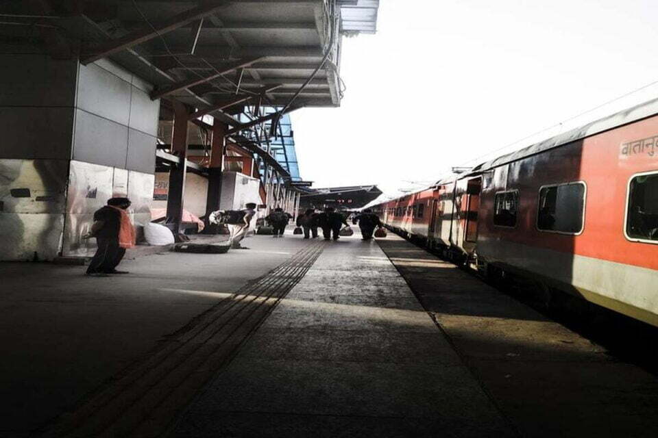 रेल यात्रियों को राहत, Indian Railways ने घटाए प्लेटफार्म टिकट के रेट